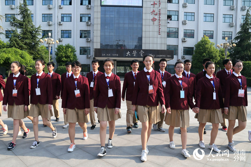 [网连中国]  四部委“校服新政”出台一年多 孩子们穿得漂亮了吗？