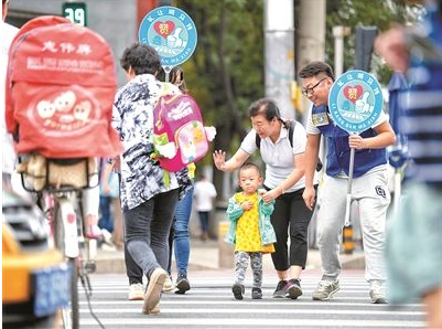 大学生志愿者响应“路口文明礼让”活动