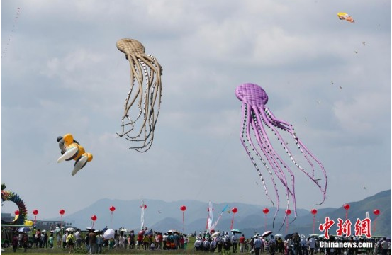 中国30余支风筝队上演蓝天派对