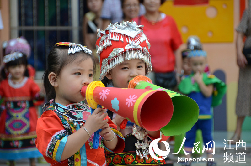 高清图：庆祝节日 南昌幼儿园萌娃时装秀