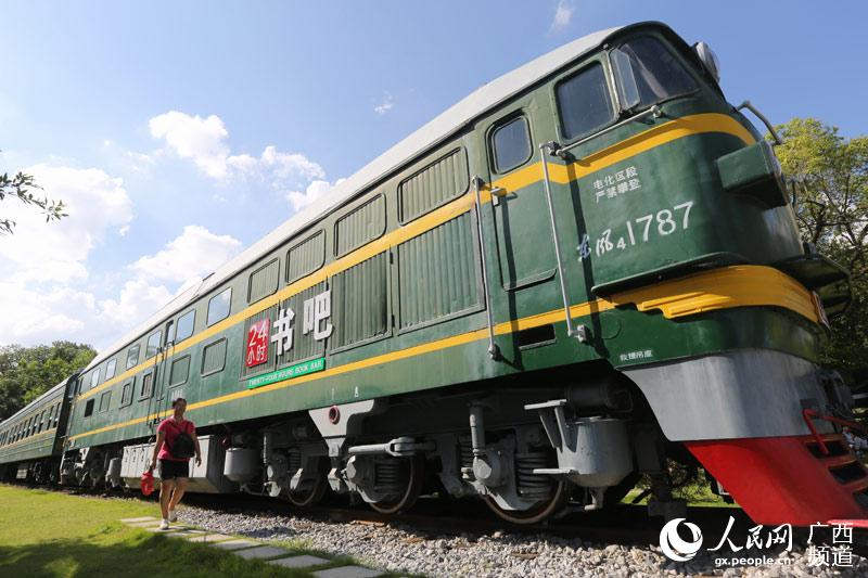 广西柳州：绿皮火车变身列车书吧受欢迎