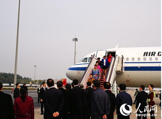 参加党的十九大的内蒙古代表团、西藏代表团抵京