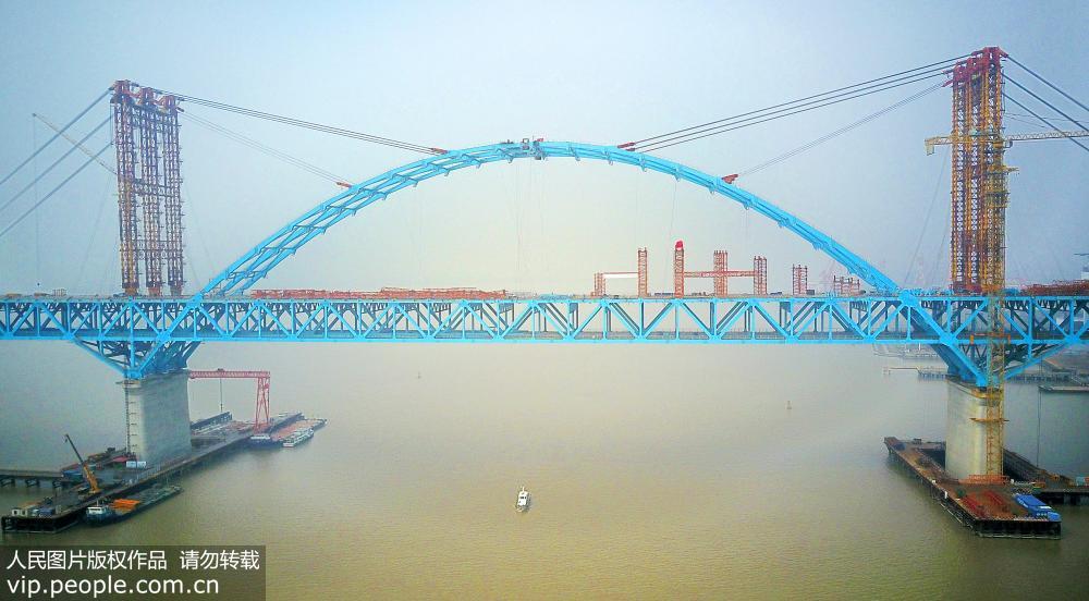 世界最大跨度公铁两用钢拱桥主拱成功合龙
