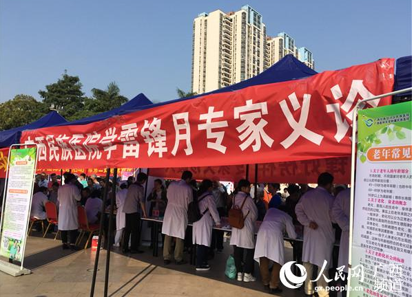 广西民族医院医疗志愿服务队进社区开展学雷锋月义诊