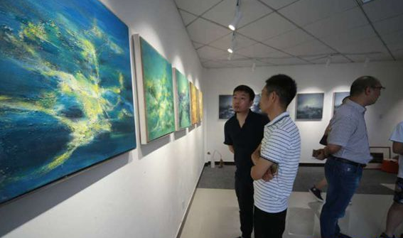 油画大家李永光和朱华兴又出新作一一“时光的浮桥”艺术画展在柯桥开展