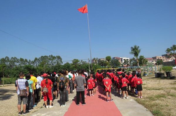 国庆首日，广西桂平以特殊方式培养孩子爱国情操弘扬中华礼仪