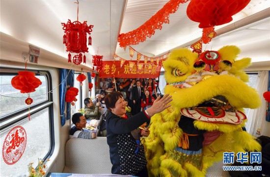 列车上的欢乐“春节联欢会”