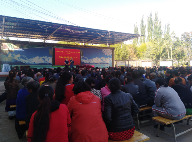 新疆帕其英也尔村掀起深入学习三个《白皮书》热潮
