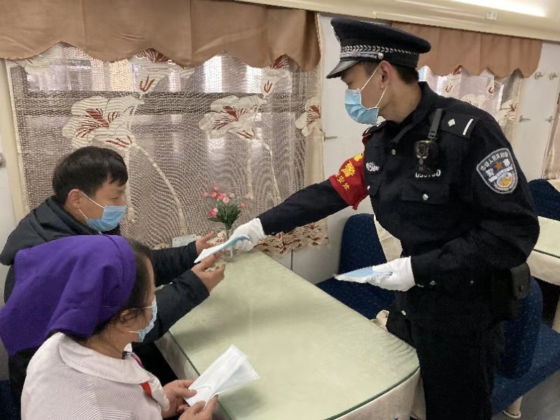 郑州乘警支队为旅客发放防疫口罩