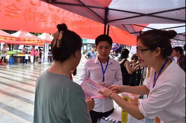 广西食品安全协会首次走进桂林社区宣传食品安全知识