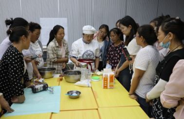 新疆兵团二团妇联举办烘焙职业技能培训班
